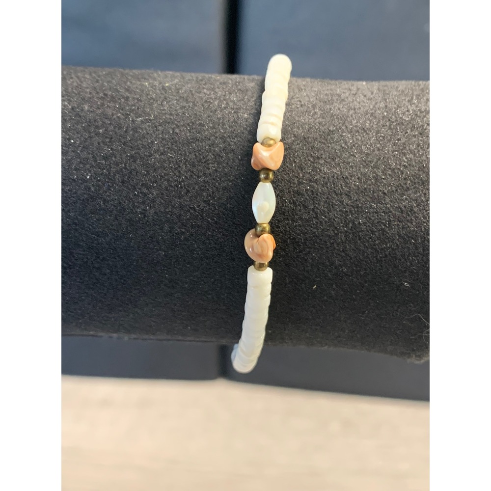 Vintage White Puka Shell Bead Bracelet Peach Chip Accents Barrel Clasp 6 Inch
